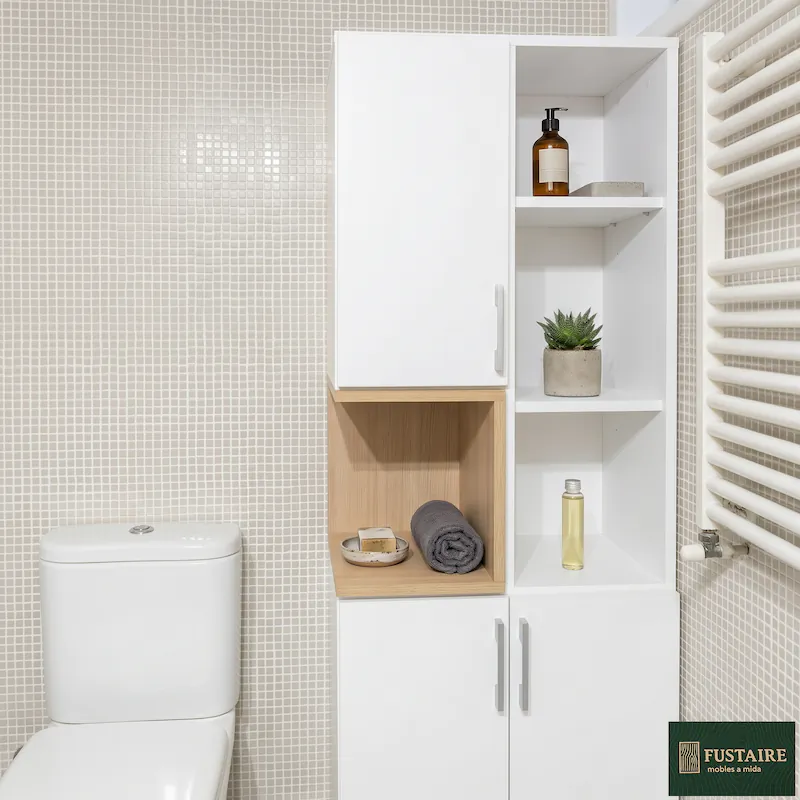 Detalle de hornacina central en madera de roble y estanterías abiertas en mueble de baño a medida por Fustaire