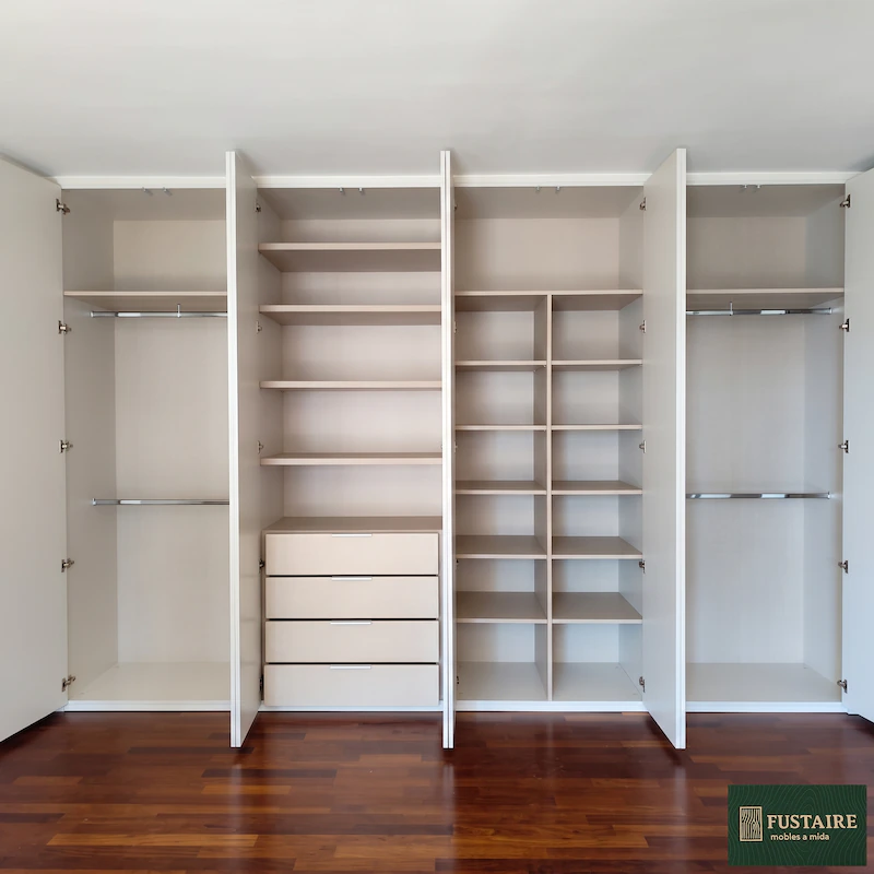 Distribución interior de armario empotrado a medida en Barcelona con cajonera, barras de colgar dobles y baldas por Fustaire