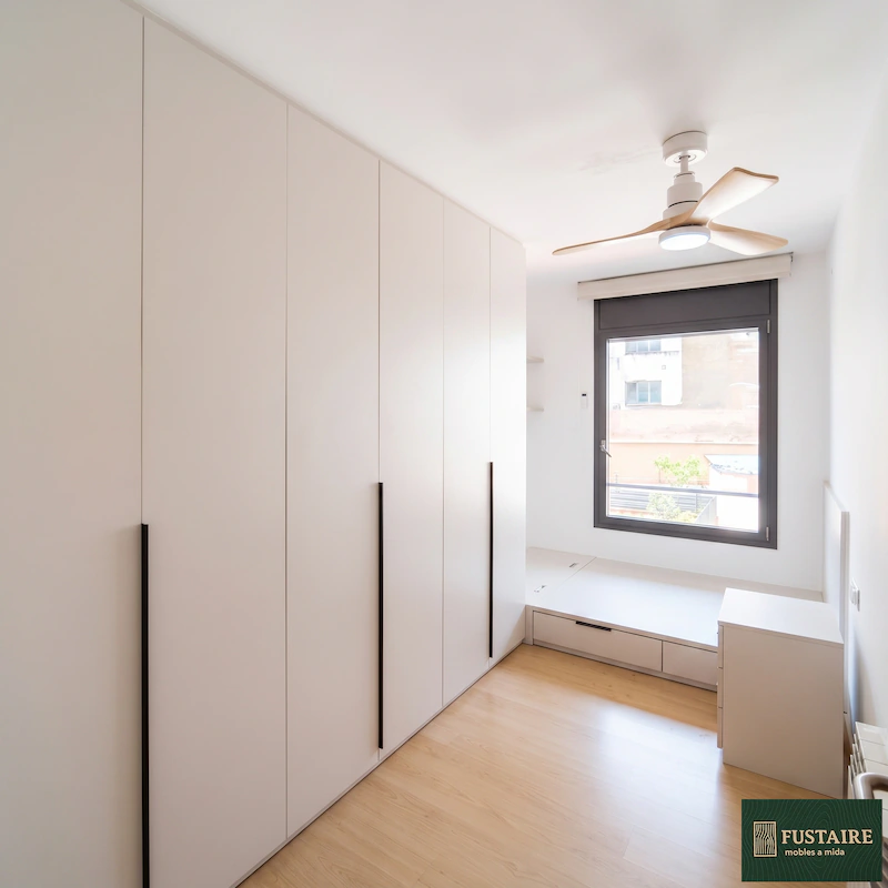 Dormitorio completo a medida con armario empotrado blanco mate y tiradores negros fabricado por Fustaire