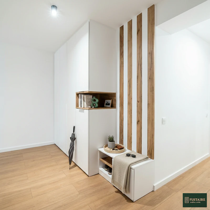 Armario recibidor blanco mate de suelo a techo con hornacina esquinera en madera de roble natural fabricado por Fustaire en Sant Andreu