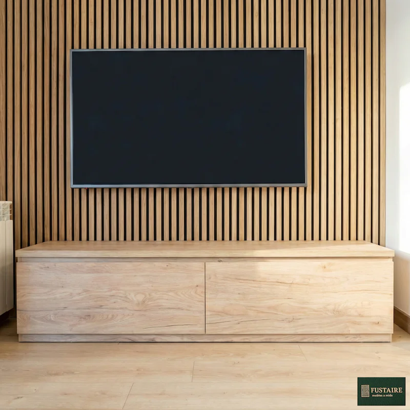 Mueble de televisión a medida en madera de roble claro con panel trasero decorativo de palillería y listones verticales en salón de Barcelona por Fustaire Mobles a Mida